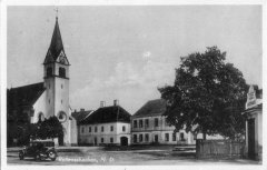 dobová pohlednice vsi s kostelem