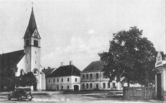 dobová pohlednice vsi s kostelem