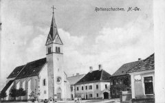 dobová pohlednice vsi s kostelem