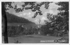 dobová pohlednice vsi s kostelem