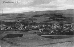 dobová pohlednice vsi s kostelem