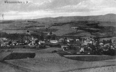 dobová pohlednice vsi s kostelem (vlevo)