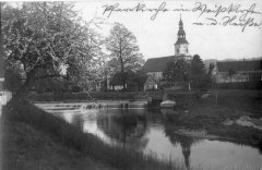 dobová pohlednice vsi s kostelem