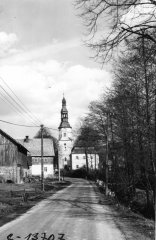 pohled ke kostelu