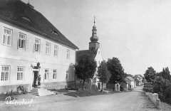 dobová pohlednice vsi s kostelem