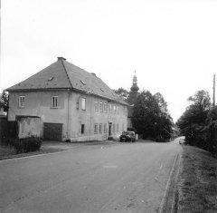 starší foto kostela (věž v pozadí)