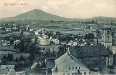 dobová pohlednice města s kostelem