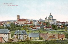 dobová pohlednice města s kostelem (vlevo)