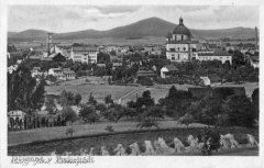 dobová pohlednice města s kostelem (vlevo)