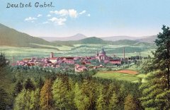 dobová pohlednice města s kostelem (vlevo)