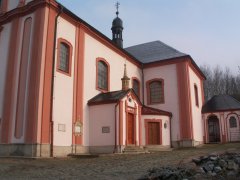 pohled zepředu zprava - opravený boční vchod do kostela