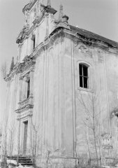 chátrající kostel