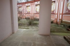 obrazy křížové cesty za kostelem