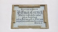 deska náhrobku kněze na kostele