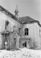 chátrající kostel