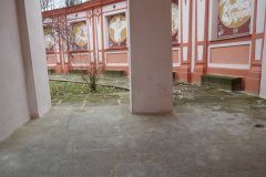 ambit za kostelem