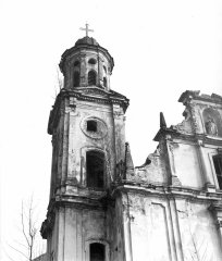 chátrající kostel