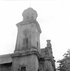 chátrající kostel