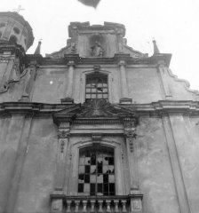 chátrající kostel