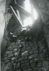 starší foto interiéru kostela (poškozená střecha a krovy)