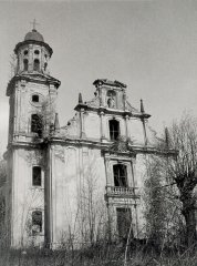 chátrající kostel