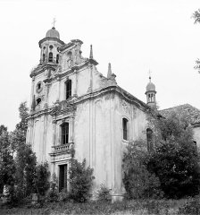 chátrající kostel