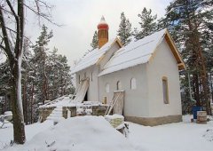 první sníh na dokončované kapli