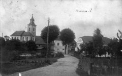 dobová pohlednice vsi s kostelem