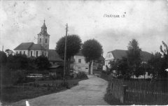 dobová pohlednice vsi s kostelem