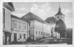 dobová pohlednice vsi s kostelem