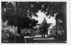 dobová pohlednice vsi s kostelem