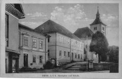 dobová pohlednice vsi s kostelem