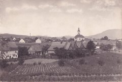 starší pohlednice města s kostelem