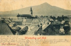 dobová pohlednice města s kostelem