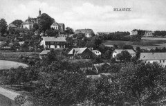 dobová pohlednice vsi s kostelem