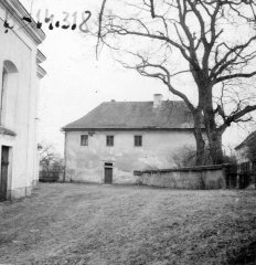 kostel (zcela vlevo) s farou