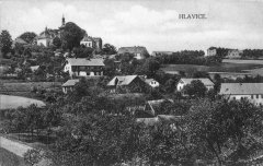 dobová pohlednice vsi s kostelem