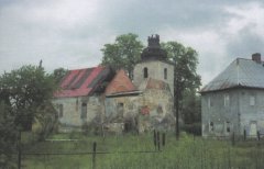 zdevastovaný kostel krátce po odchodu armády