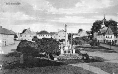 dobová pohlednice města s kostelem (věž za náměstím)