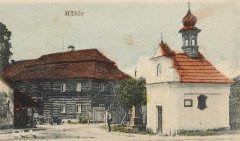dobová pohlednice vsi s kaplí