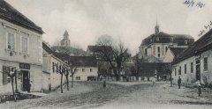 celkový pohled na město s kaplí v pozadí