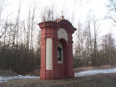 kaplička křížové cesty zepředu zleva