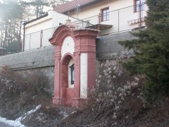 kaplička křížové cesty zepředu zprava