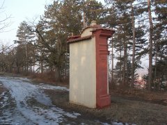 kaplička křížové cesty zezadu zleva