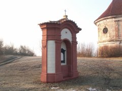 kaplička křížové cesty zepředu zleva