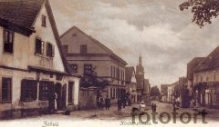 pohled ulicí ke kostelu