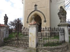 dolní část průčelí kostela se sochami
