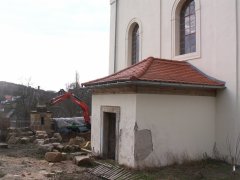 pohled na přístavek u pravé stěny