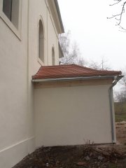 pohled na pravou stěnu s přístavkem