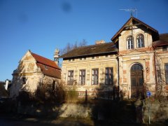 kaple a škola